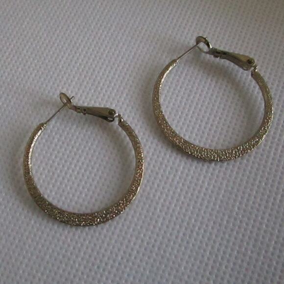 Vintage 80s/90s Gold Tone Hoop Earrings Textured Glitter Finish 1in Latch Back - Picture 11 of 17